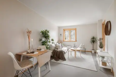 Plass til sittegruppe og spisebord i stue
