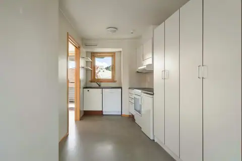 Vindu med utsikt på kjøkken