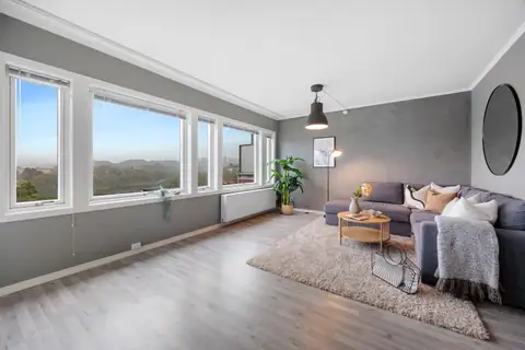 Radiator i stue får varmtvann fra fellesanlegg