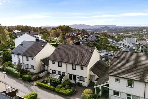 Boligen går over to plan og inneholder: Stue/spisestue, kjøkken, tre soverom, garderobe, bad og vaskerom og WC, samt to boder.