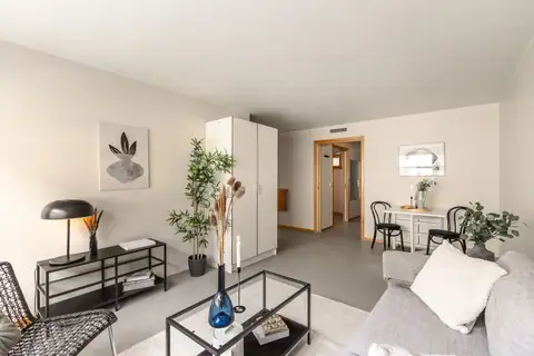 Stue med plass til sofa og spisebord m.m.