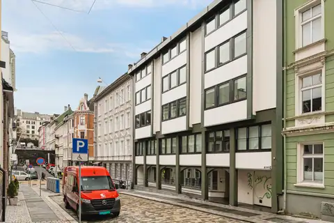 Leiligheten ligger i 3 etg. og i en svært lite trafikkert gate. Heisadkomst og garasjeplass:)