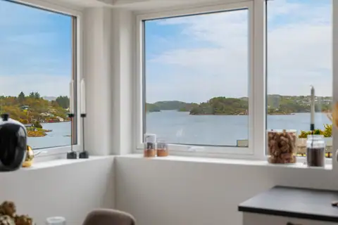 Store kjøkkenvinduer med fantastisk utsikt mot nord